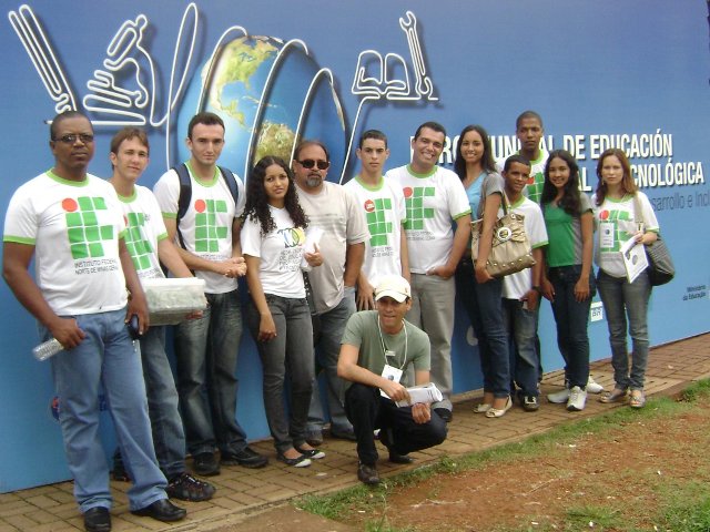 Sevidores e estudantes do IFNMG participantes do  I Fórum Mundial da EPT