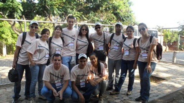 Equipe formada pelos alunos e o coordenador Vinícius Orlandi