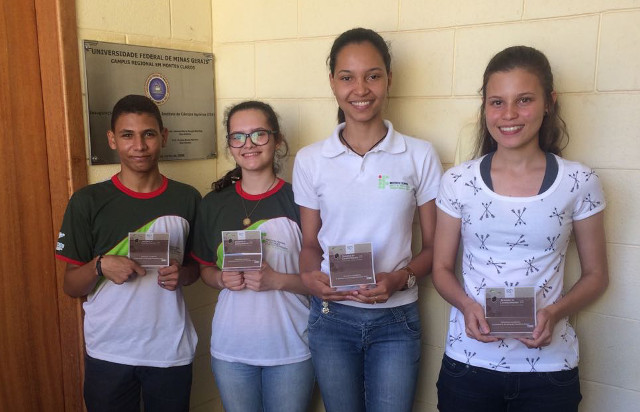 Matheus, Ellen, Maria Eduarda e Maria Antônia recebem a premiação no Instituto de Ciências Agrárias da UFMG