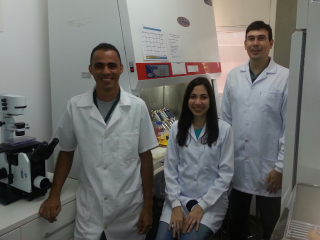 Edjon, Ana Flávia e André realizam pesquisa na UFV