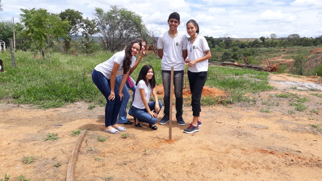 Foto 03 Estudantes do 1º Agroindústria do Campus Salinas medem a circunferência da Terra